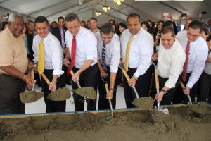 Líderes políticos reafirman compromiso con la compañia (Foto por Luis De Jesús)