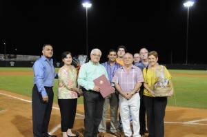 (Alcalde de Juncos junto al homenajeado Rafael Aparicio, familiares y directivos)