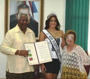 Sabrina junto al Alcalde de Humacao y la Primera Dama
