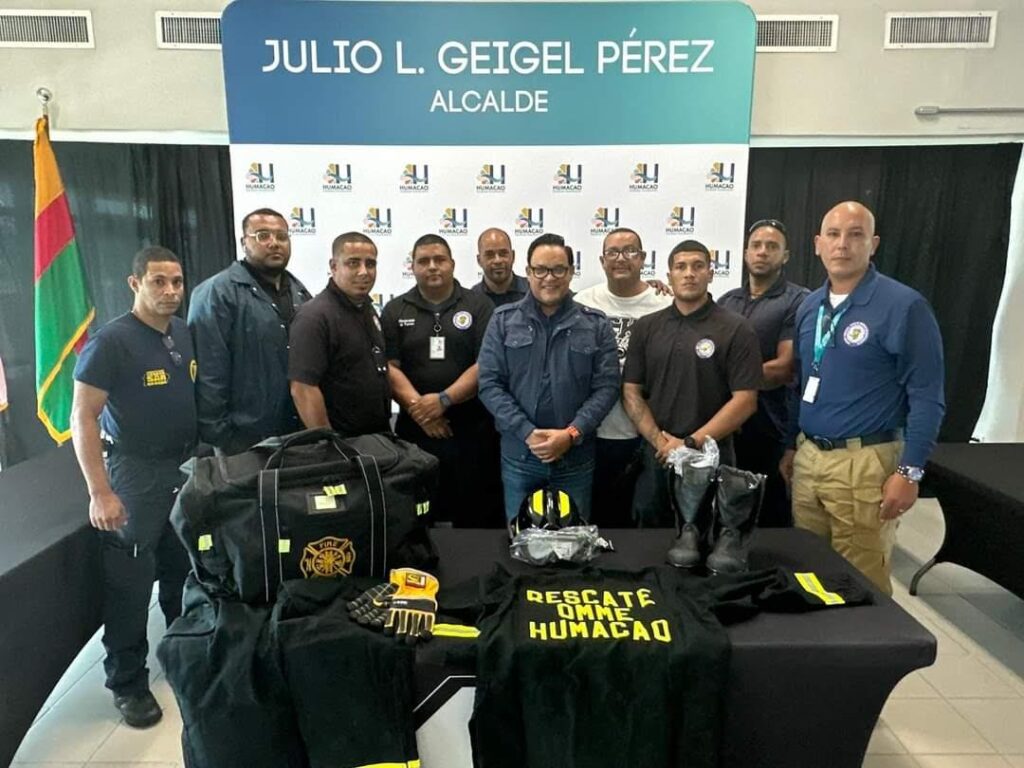 Alcalde entrega equipos de protección y uniformes a rescatistas y ...