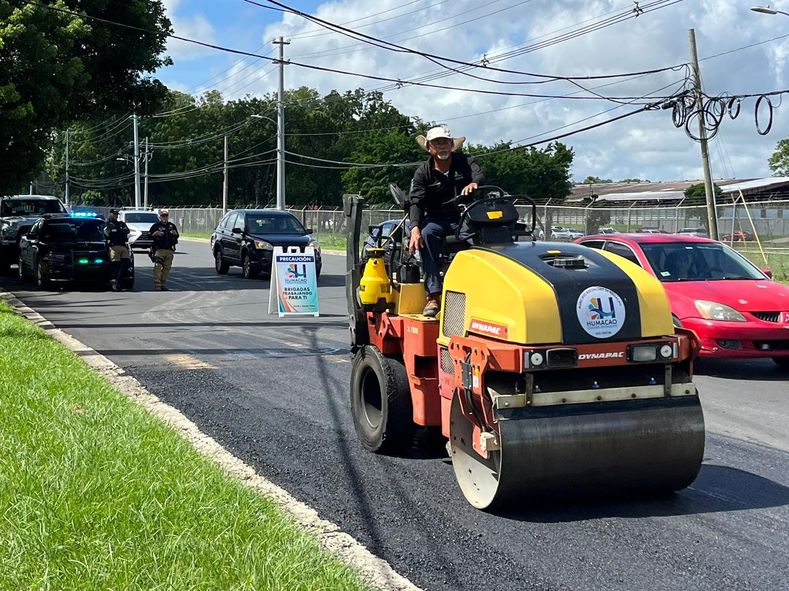 Brigadas municipales asfaltan tramo inconcluso de la PR-908 donde se volcó vehículo