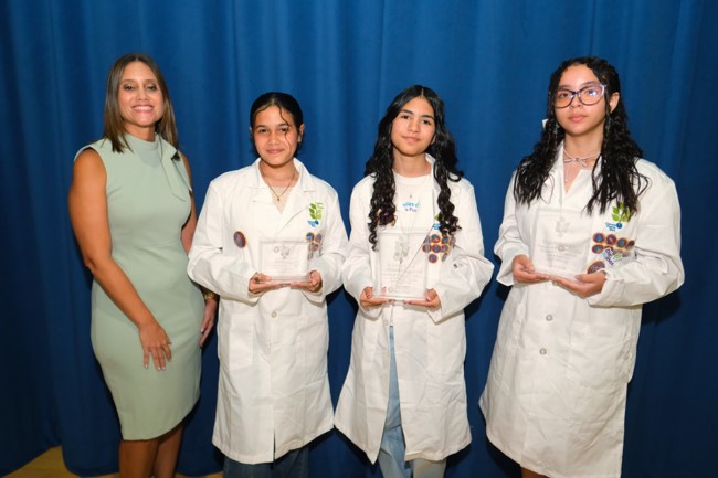 Sylnés Centeno, directora de Asuntos Corporativos de Amgen junto a las estudiantesAnna Sofia Marrero Sierra, Hallix Rosado González y Gabriela Sofía Ortiz López del programa Semillas de Triunfo de CienciaPR
