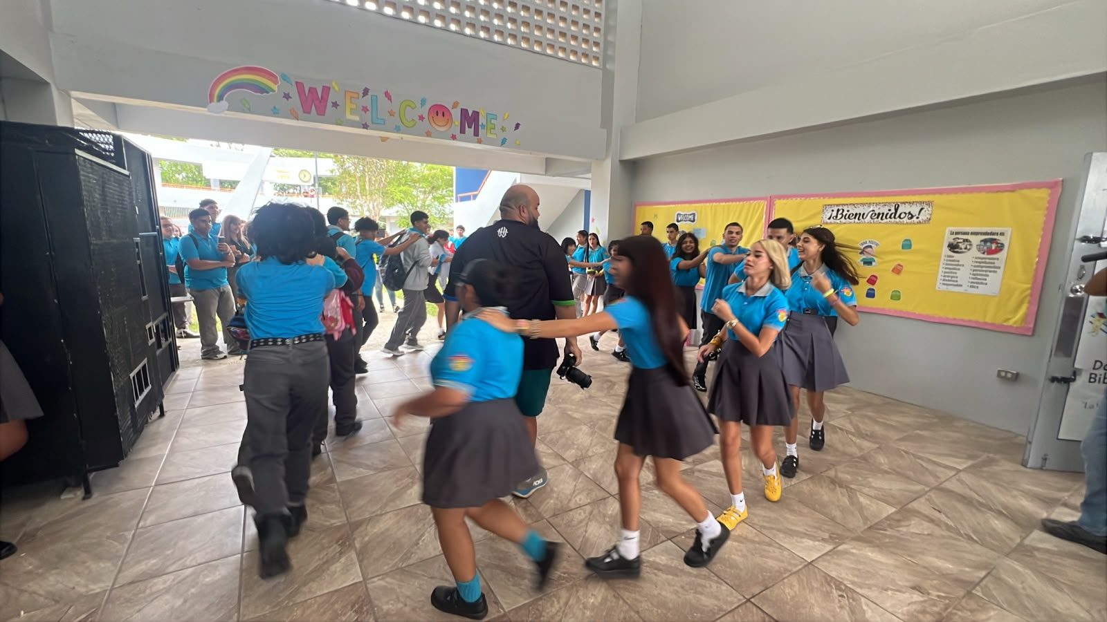 Alcalde de Las Piedras da la bienvenida a estudiantes en el inicio del nuevo año escolar 