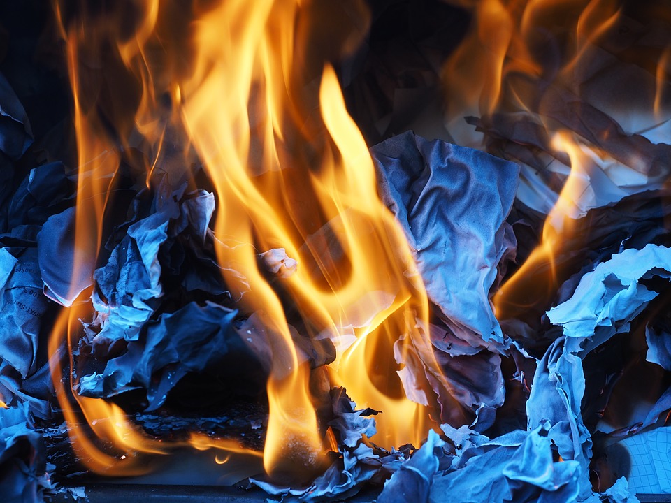 Encuentran acelerante cerca de vehículos incendiados en Fajardo