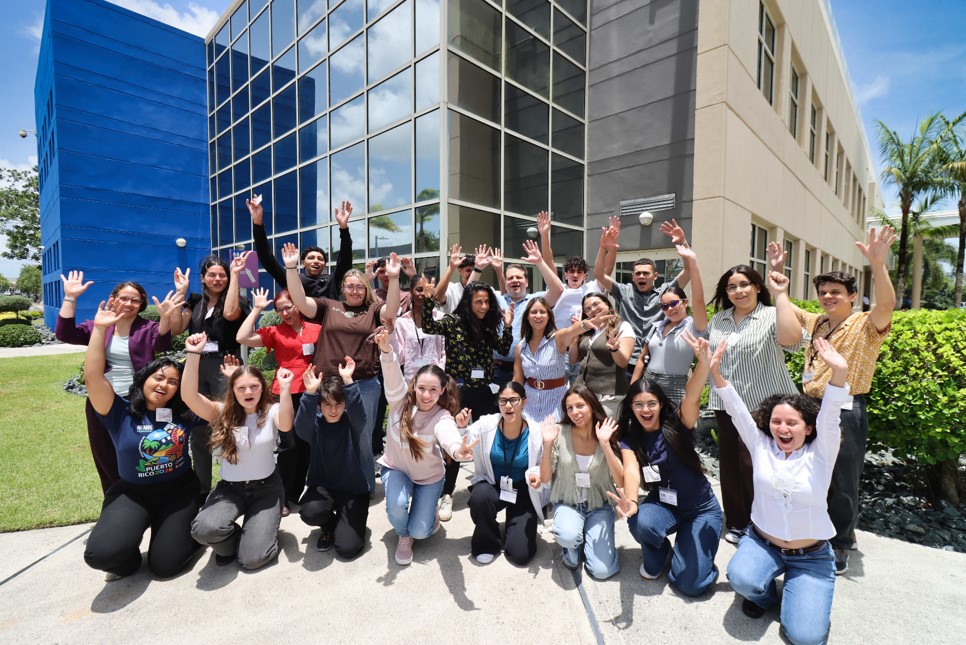 Estudiantes universitarios conocen de cerca la industria biofarmacéutica durante visita a Amgen en Juncos