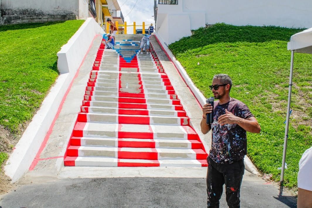 Bandera de Puerto Rico adorna Escalera El Bosque en San Lorenzo