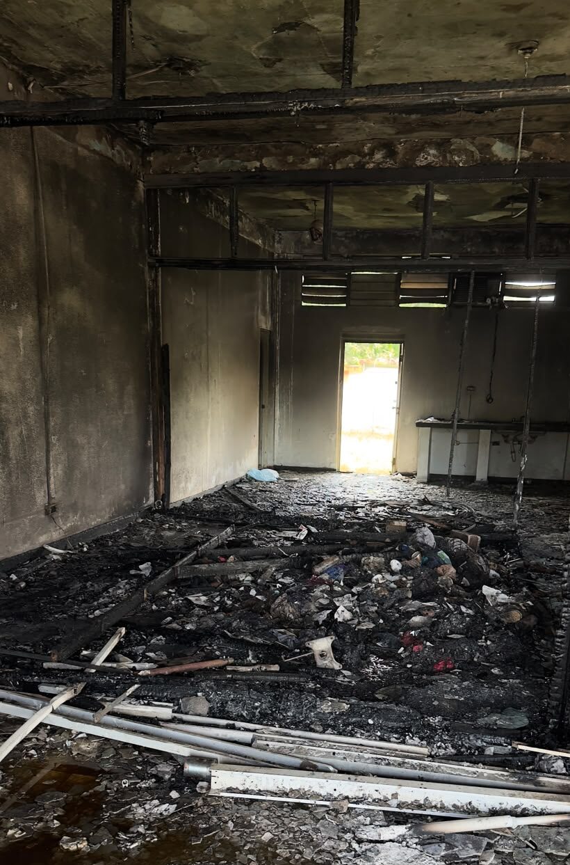 Hombre sin hogar resulta con quemaduras de gravedad tras incendio en estructura abandonada en Maunabo