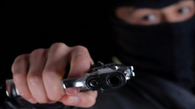 Enmascarados cometen robo a mano armada en estación de gasolina de Juncos 