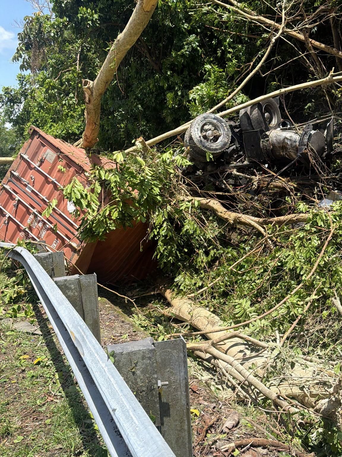 Fallece conductor de camión que se volcó en la PR-52 de Cayey a Caguas