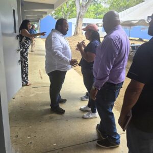 Sindicato de Trabajadores emplaza a Secretario de Educación en medio de visita a escuela en Ceiba