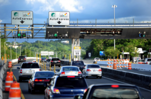 Reactivan multas de $15 por pasar peajes sin balance en AutoExpreso