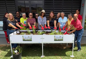 Altrusa Humacao promueve envejecimiento activo mediante huerto comunitario en Ryder Housing