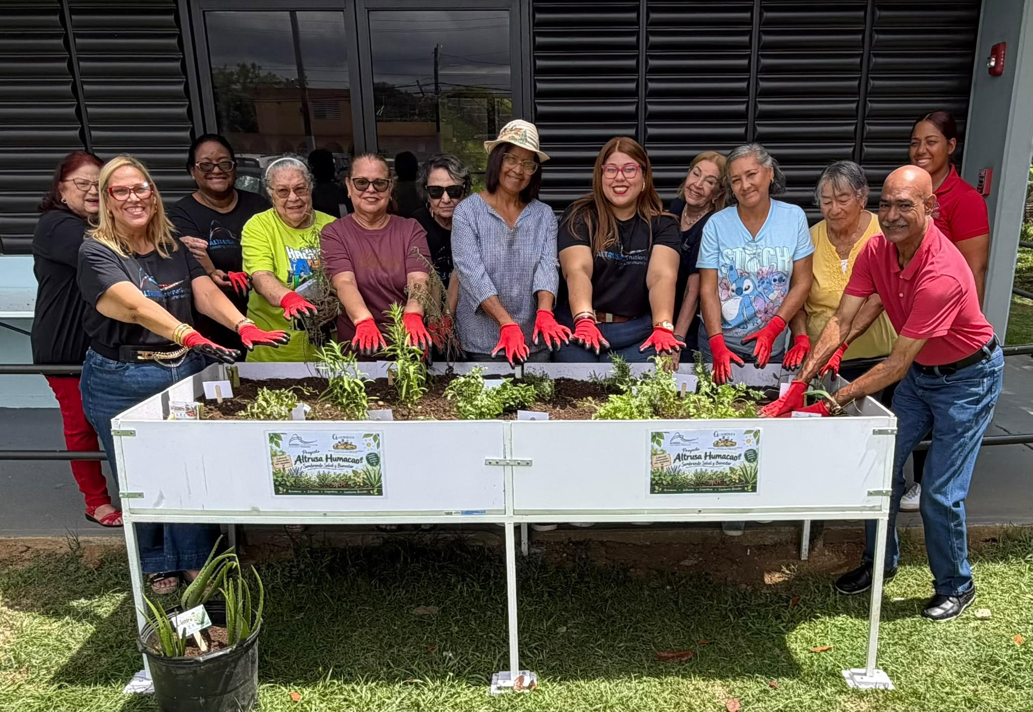 Altrusa Humacao promueve envejecimiento activo mediante huerto comunitario en Ryder Housing