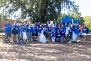 Voluntarios de AMGEN se unen a limpieza de playas en la zona este