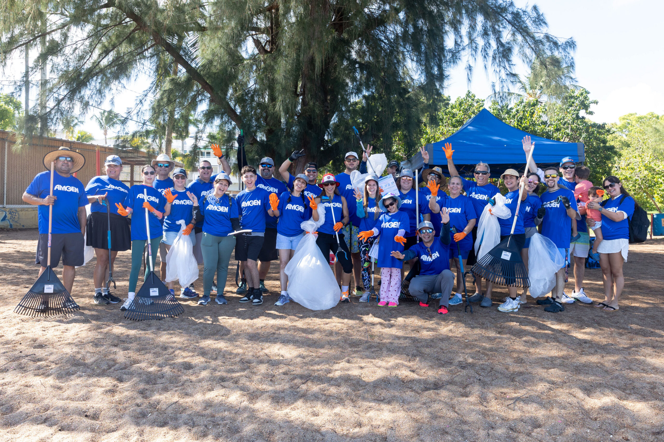 Voluntarios de AMGEN se unen a limpieza de playas en la zona este