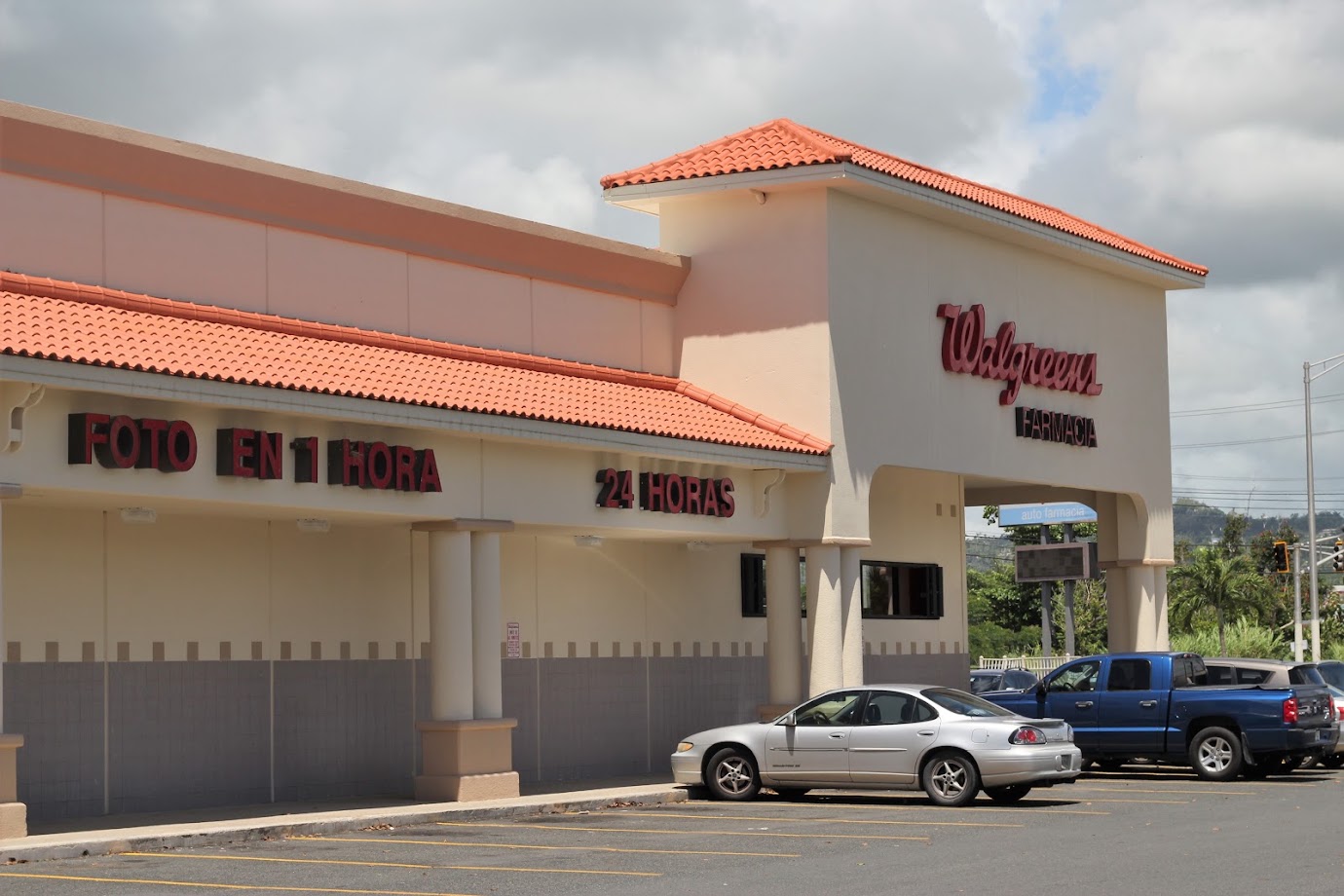 Ladrón amenaza empleada de farmacia en Humacao en donde robó mercancía