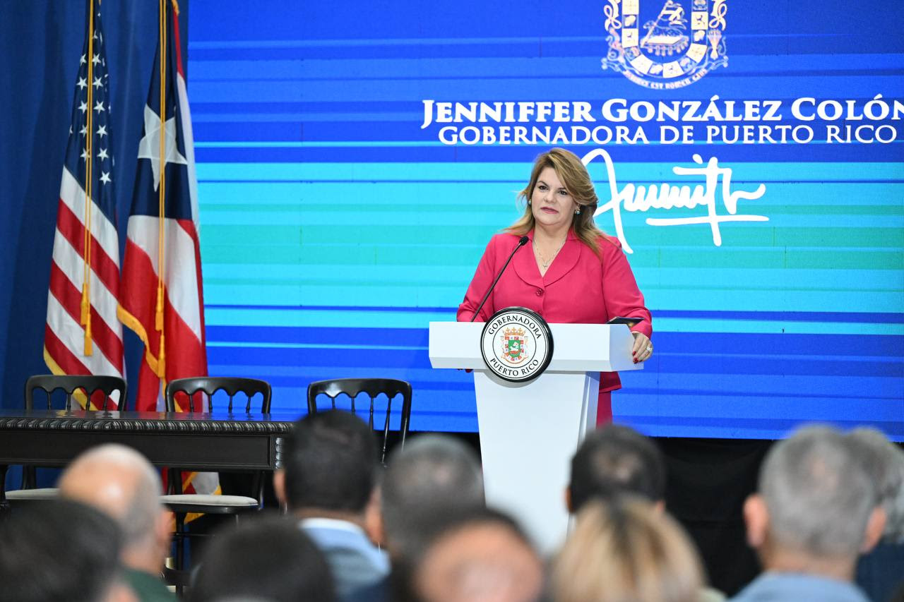 Gobernadora anuncia más de $114.4 millones para repavimentación de carreteras estatales mediante acuerdos con municipios